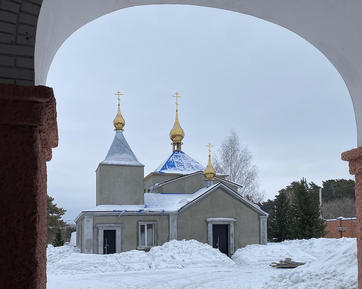 Вид от входной арки монастыря, храм на ремонте, дополнительная информация. Успенский женский монастырь. Церковь Михаила Архангела, Елыкаево (Кемеровский район, Кемеровская область)