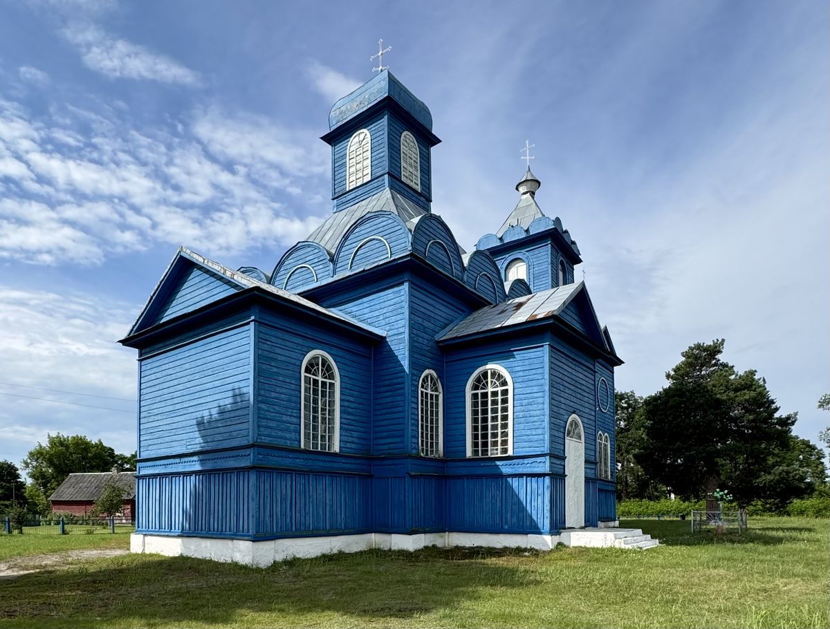 Вид с северо-востока, фасады. Церковь Рождества Пресвятой Богородицы, Лемешевичи (Пинский район, Беларусь, Брестская область)