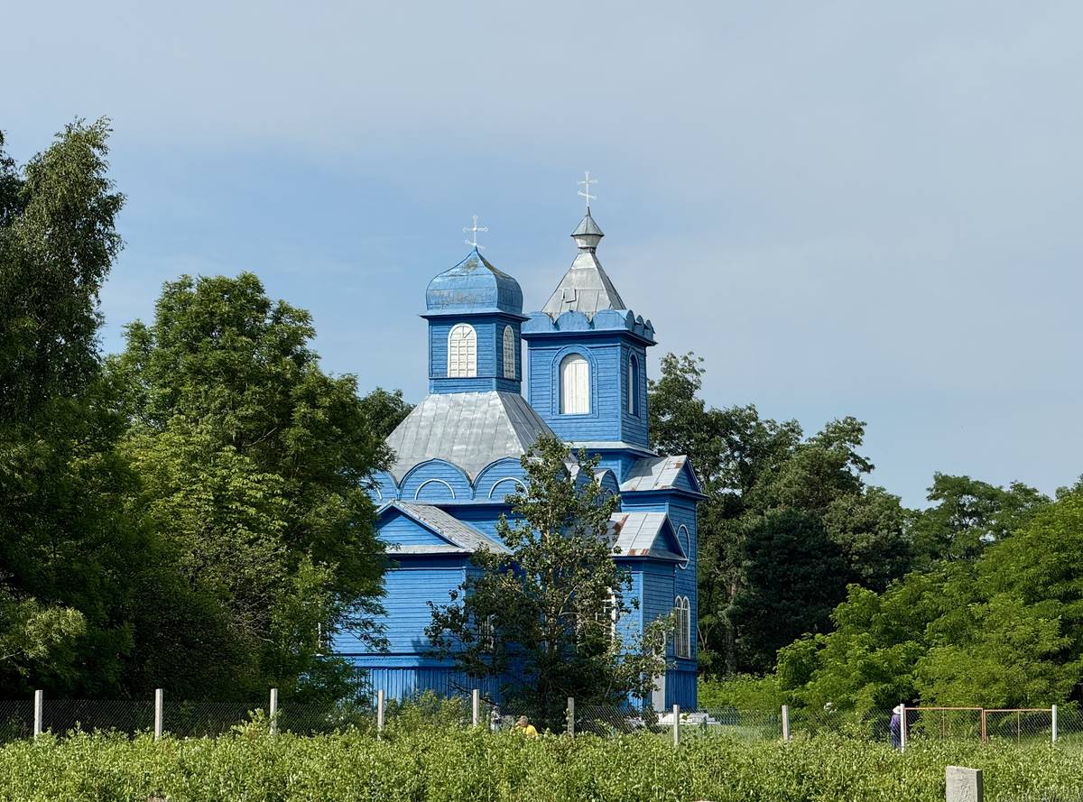 Вид с востока, общий вид в ландшафте. Церковь Рождества Пресвятой Богородицы, Лемешевичи (Пинский район, Беларусь, Брестская область)