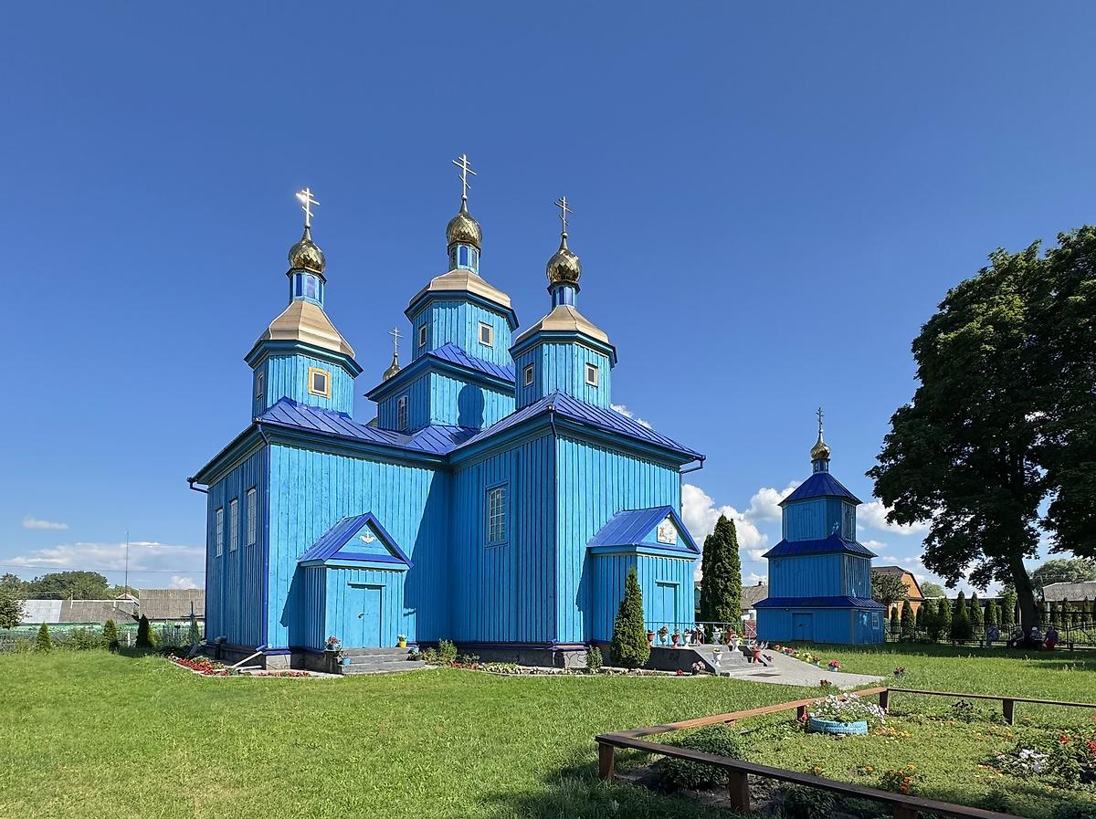 Вид с северо-запада, общий вид в ландшафте. Церковь Илии Пророка, Велемичи (Столинский район, Беларусь, Брестская область)