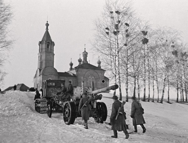 Церковь Казанской иконы Божией Матери, Извеково (Новодугинский район, Смоленская область). архивная фотография, После освобождения, дивизион артиллерийского полка. Трактор С-65 «Сталинец» буксирует  пушку А-19 обр. 1931г  у Казанской церкви деревни Извеково