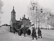 Церковь Казанской иконы Божией Матери, После освобождения, дивизион артиллерийского полка. Трактор С-65 «Сталинец» буксирует  пушку А-19 обр. 1931г  у Казанской церкви деревни Извеково<br>, Извеково, Новодугинский район, Смоленская область