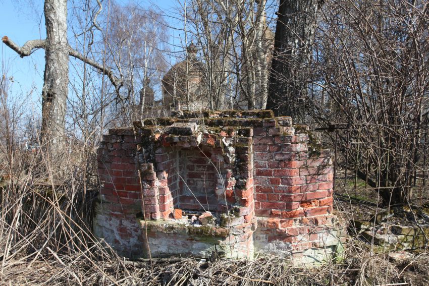 Никольское (Никольское в Корзле). Церковь Вознесения Господня. дополнительная информация, Неизвестная часовня на углу ограды.