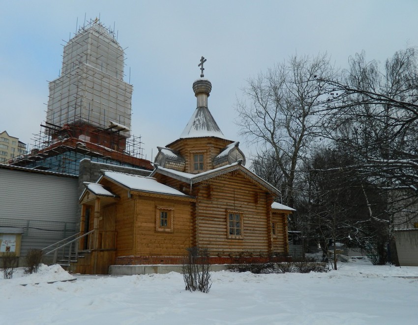 Церковь Петра, Алексия, Ионы, Филиппа, Ермогена, святителей Московских в Кунцеве, Можайский (Западный административный округ (ЗАО), г. Москва). фасады, Церковь Святителей Московских.
На дальнем плане - строительство храма свт. Иовы
