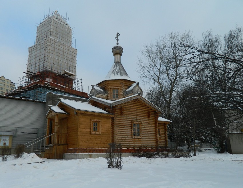 Можайский. Церковь Петра, Алексия, Ионы, Филиппа, Ермогена, святителей Московских в Кунцеве. фасады, Церковь Святителей Московских.
На дальнем плане - строительство храма свт. Иовы
