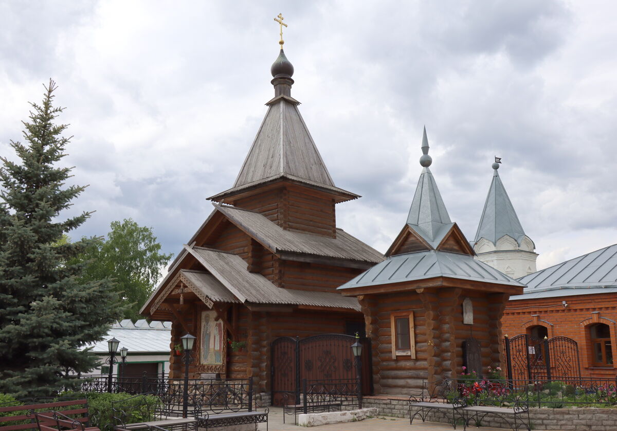Троицкий женский монастырь. Часовня Петра и Февронии, Муром (Муромский район и г. Муром, Владимирская область). общий вид в ландшафте, Вид с юго-запада