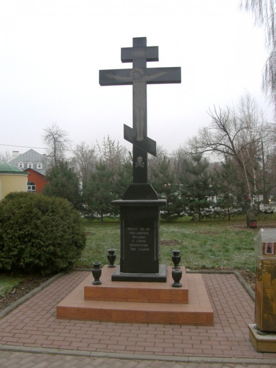 Храмовый комплекс. Церкви Николая Чудотворца, Успения Пресвятой Богородицы и Тихона, патриарха Всероссийского, Косино-Ухтомский (Восточный административный округ (ВАО), г. Москва). дополнительная информация, Поклонный крест
