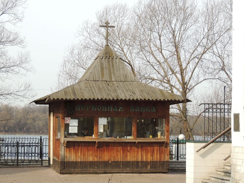 Косино-Ухтомский. Храмовый комплекс. Церкви Николая Чудотворца, Успения Пресвятой Богородицы и Тихона, патриарха Всероссийского. дополнительная информация, Церковная лавка.