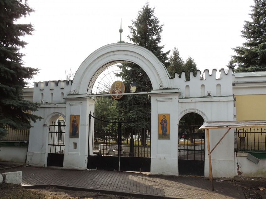 Храмовый комплекс. Церкви Николая Чудотворца, Успения Пресвятой Богородицы и Тихона, патриарха Всероссийского, Косино-Ухтомский (Восточный административный округ (ВАО), г. Москва). дополнительная информация, Церковные ворота