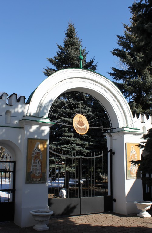 Храмовый комплекс. Церкви Николая Чудотворца, Успения Пресвятой Богородицы и Тихона, патриарха Всероссийского, Косино-Ухтомский (Восточный административный округ (ВАО), г. Москва). дополнительная информация, Внутренняя сторона северных ворот ограды
