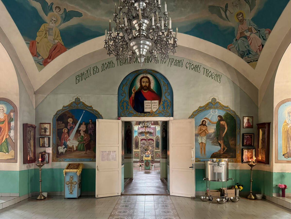Собор Троицы Живоначальной, Енотаевка (Енотаевский район, Астраханская область). интерьер и убранство, Вид из трапезной в направлении основного объёма