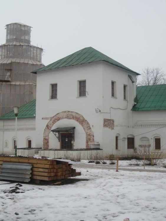 Воскресенский Новоиерусалимский монастырь. Церковь Трёх Святителей при больничном корпусе, Истра (Истринский городской округ и ЗАТО Восход, Московская область). фасады