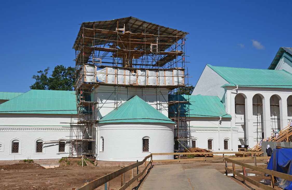 Воскресенский Новоиерусалимский монастырь. Церковь Трёх Святителей при больничном корпусе, Истра (Истринский городской округ и ЗАТО Восход, Московская область). документальные фотографии, храм в период кардинальной реставрации монастыря