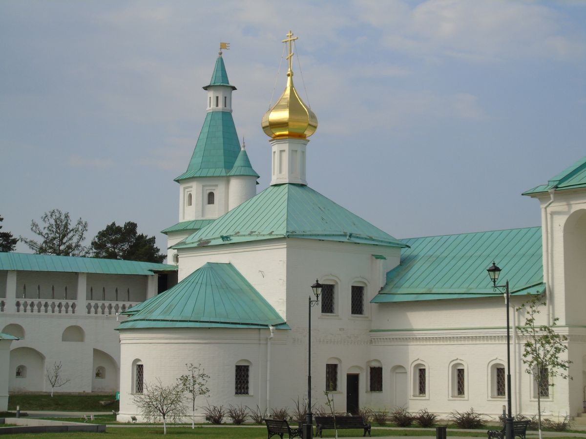 Воскресенский Новоиерусалимский монастырь. Церковь Трёх Святителей при больничном корпусе, Истра (Истринский городской округ и ЗАТО Восход, Московская область). фасады