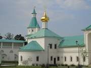 Истра. Воскресенский Новоиерусалимский монастырь. Церковь Трёх Святителей при больничном корпусе