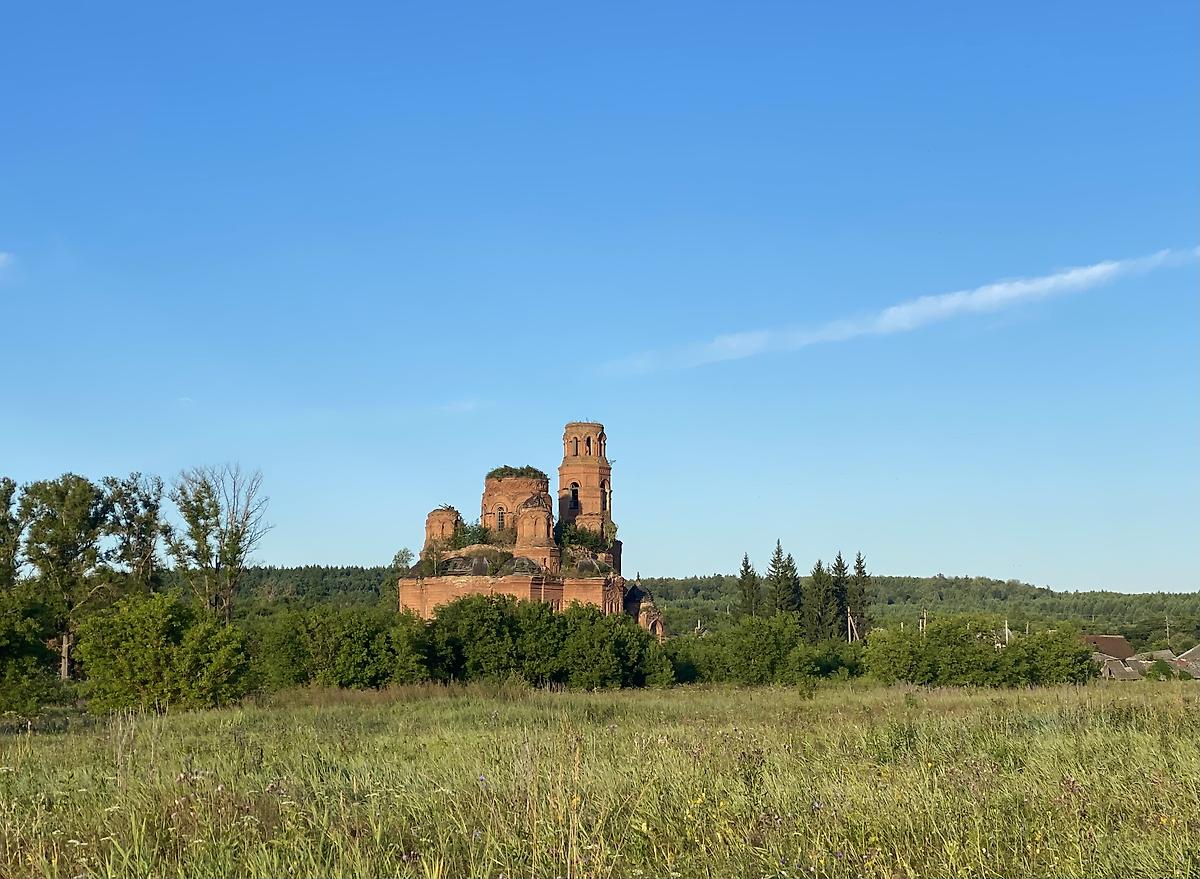 Вид от въезда в село, общий вид в ландшафте. Церковь Рождества Христова, Городищи (Инзенский район, Ульяновская область)