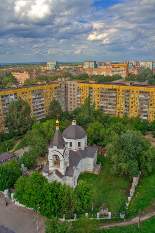 Днепр. Церковь Воздвижения Креста Господня. общий вид в ландшафте