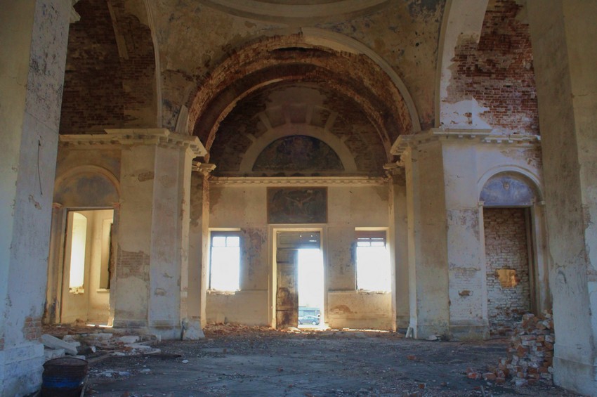 Церковь Михаила Архангела, Никитино (Сурский район, Ульяновская область). интерьер и убранство, Интерьер основного объема, вид через северный портал