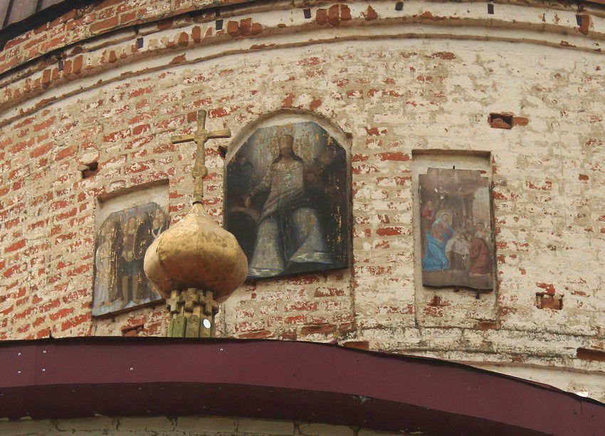 Поддубное. Церковь Михаила Архангела. архитектурные детали, Иконы на восточной стороне светового барабана