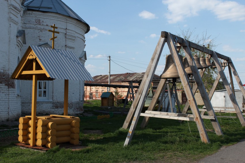 Церковь Богоявления  Господня, Старая Майна (Старомайнский район, Ульяновская область). архитектурные детали, Церковный колодец и временная звонница