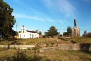 Церковь Рождества Пресвятой Богородицы, Вид с юго-запада. Слева - Рождественский храм, справа - памятник погибшим в грузино-абхазской войне.<br>, Адзюбжа, Абхазия, Прочие страны