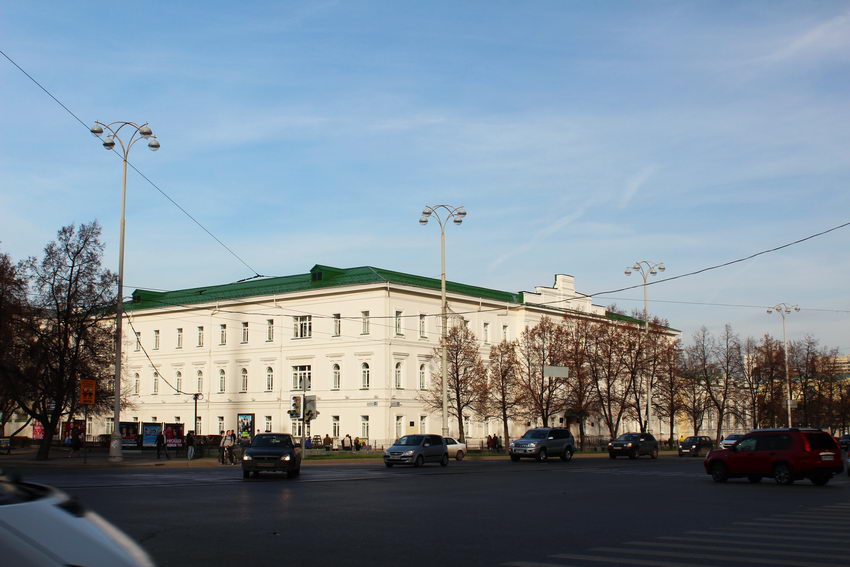 Екатеринбург. Домовая церковь Покрова Пресвятой Богородицы при бывшей мужской гимназии. общий вид в ландшафте