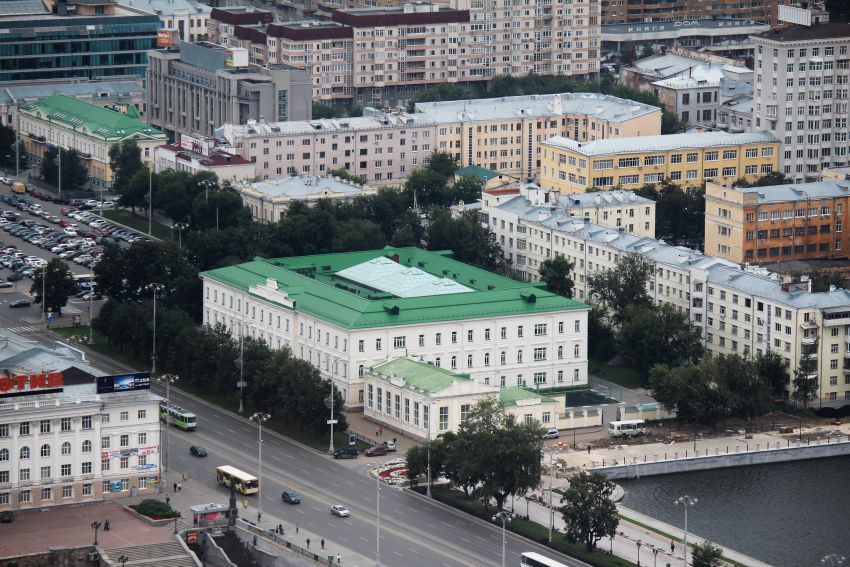 Домовая церковь Покрова Пресвятой Богородицы при бывшей мужской гимназии, Екатеринбург (Екатеринбург (МО город Екатеринбург), Свердловская область). общий вид в ландшафте