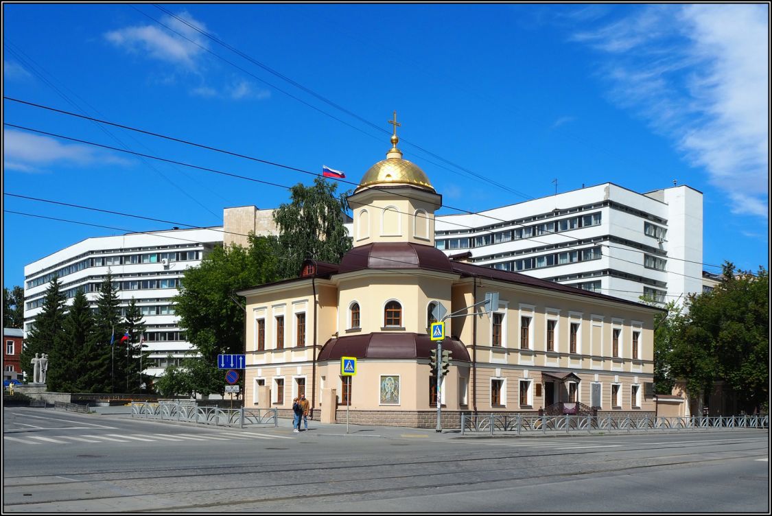 Екатеринбург. Александро-Невский Ново-Тихвинский монастырь. Часовня Спаса Преображения у Странноприимного дома. общий вид в ландшафте