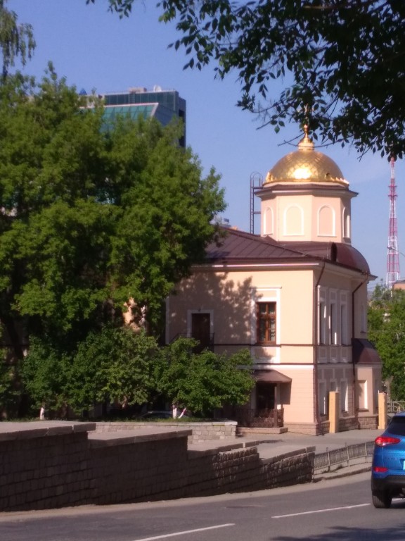 Екатеринбург. Александро-Невский Ново-Тихвинский монастырь. Часовня Спаса Преображения у Странноприимного дома. фасады