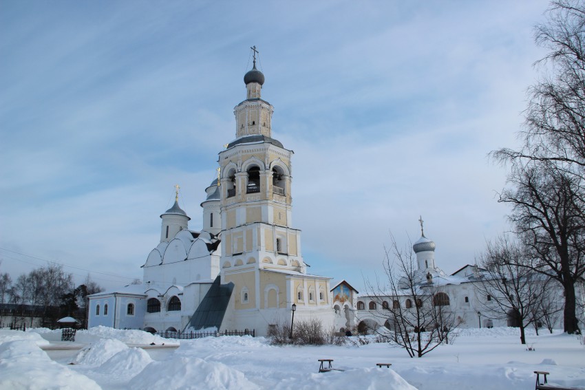 Прилуки. Спасо-Прилуцкий мужской монастырь. Колокольня с церковью Алексия, митрополита Московского. общий вид в ландшафте