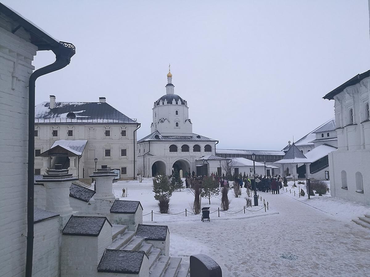 общий вид в ландшафте. Успенско-Богородичный мужской монастырь. Церковь Вознесения Господня, Свияжск (Зеленодольский район, Республика Татарстан)