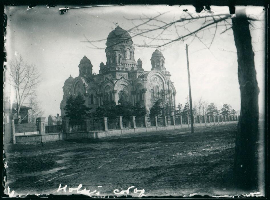 Собор Казанской иконы Божией Матери, Иркутск (Иркутск, город, Иркутская область). архивная фотография, Собор подготовлен к уничтожению, со шлемовидных глав сорваны кресты, развивается флаг