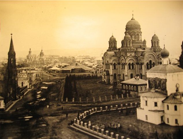 Собор Казанской иконы Божией Матери, Иркутск (Иркутск, город, Иркутская область). архивная фотография, На ближнем плане - Спасская церковь, на дальнем, слева - Тихвинская церковь