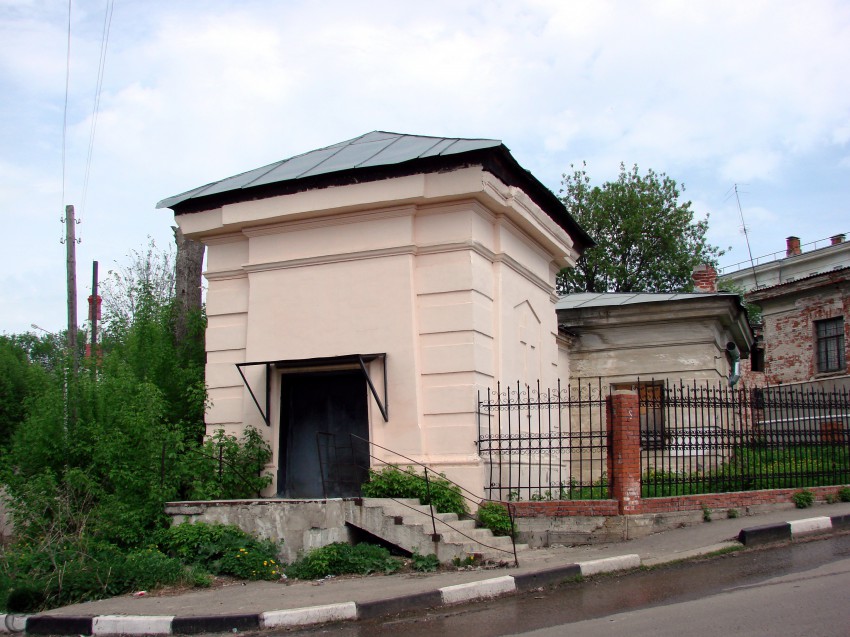 Неизвестная часовня при Солодовниковском приюте, Серпухов (Серпуховский городской округ и гг. Протвино, Пущино, Московская область). общий вид в ландшафте