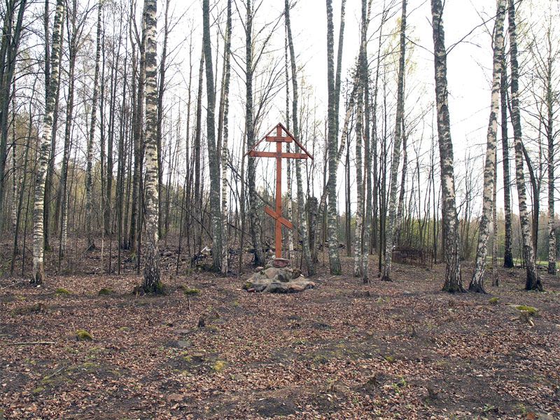 Церковь Николая Чудотворца, Прихабы (Себежский район, Псковская область). общий вид в ландшафте, Поклонный крест в бывшей алтапной части