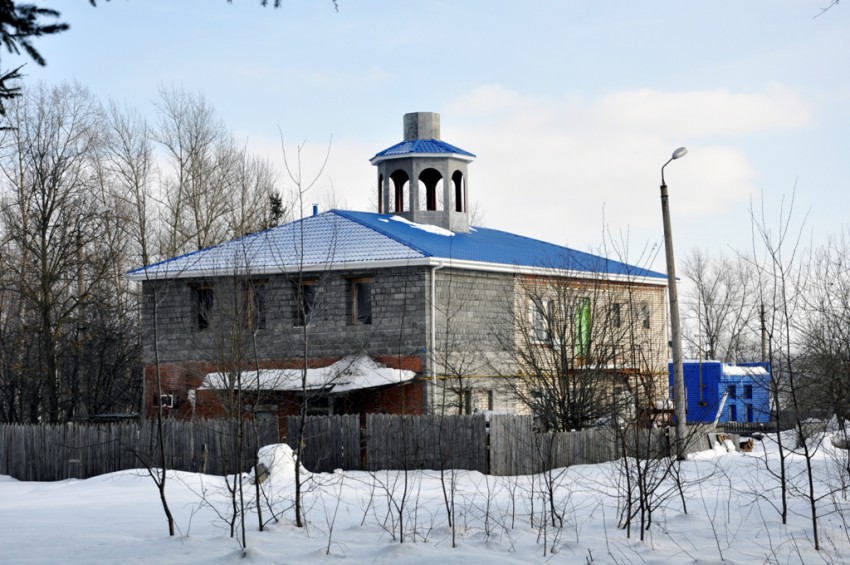 Церковь Веры, Надежды, Любови и матери их Софии (временная), Новогуровский (Алексинский район и пос. Новогуровский, Тульская область). общий вид в ландшафте