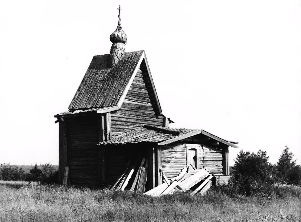 Часовня в 1970-е годы Архив ГАУ НПЦ (Архангельск). arhispovedniki.ru, архивная фотография. Часовня Вознесения Господня, Березник (Пинежский район, Архангельская область)
