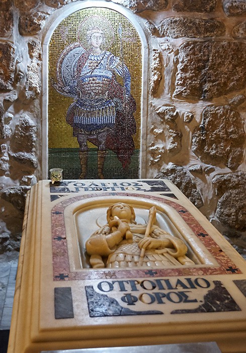 Церковь Георгия Победоносца в Лидде, Лод (Лидда) (Израиль, Прочие страны). интерьер и убранство, Крипта с гробницей (мраморным кенотафом) вмч. Георгия