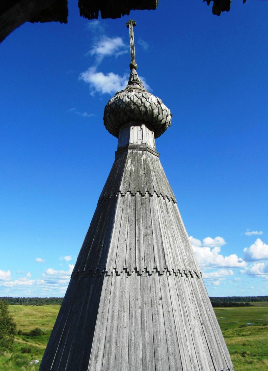 Церковь Параскевы Пятницы, Воймозеро (Онежский район, Архангельская область). архитектурные детали, завершение шатра - вид с площадки звона