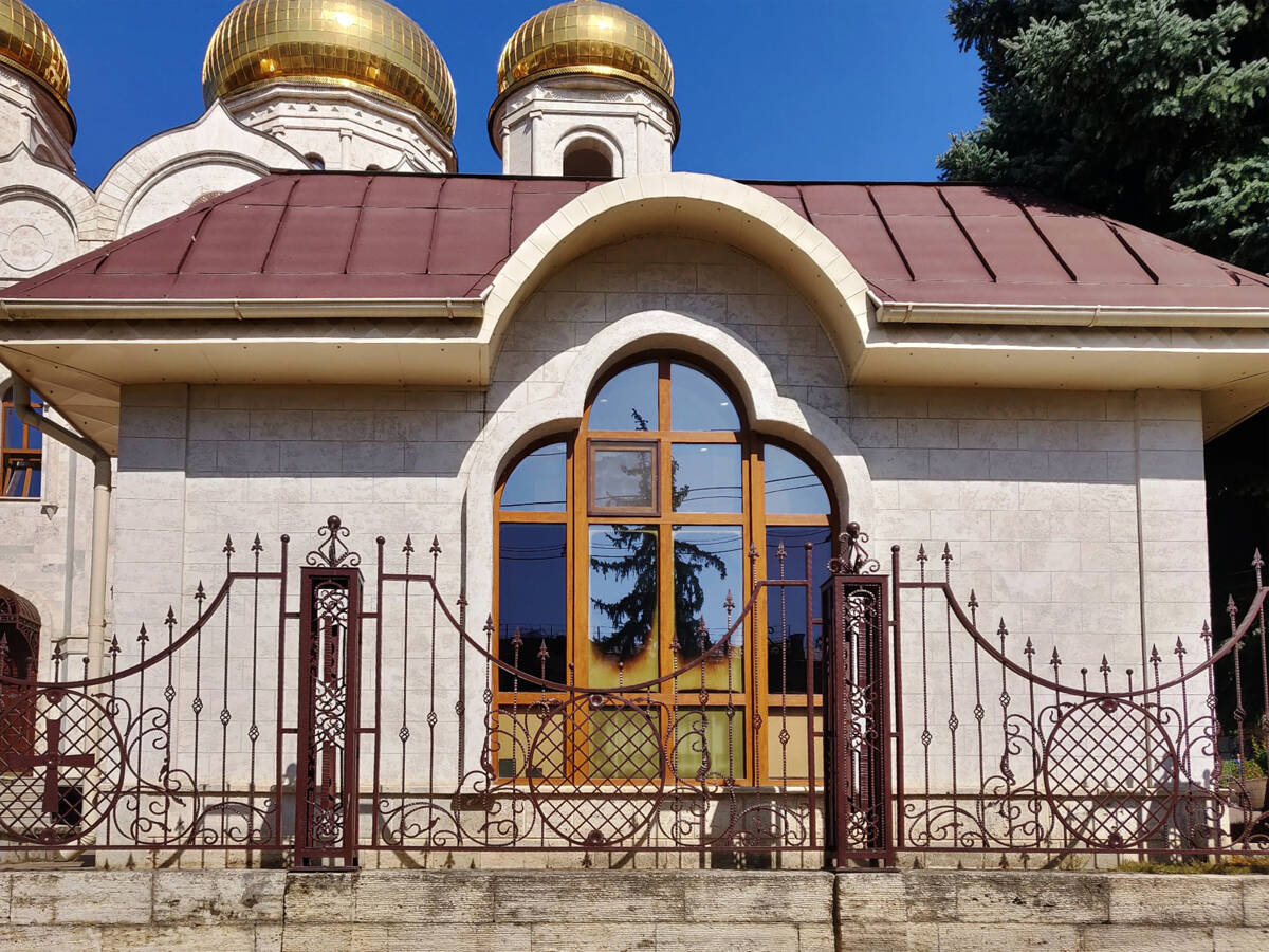 Кафедральный собор Спасителя, исцелившего расслабленного у Овчей купели (новый), Пятигорск (Пятигорск, город, Ставропольский край). дополнительная информация, У южного входа на территорию собора