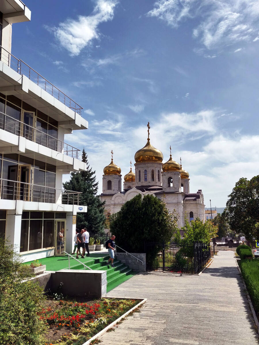 Кафедральный собор Спасителя, исцелившего расслабленного у Овчей купели (новый), Пятигорск (Пятигорск, город, Ставропольский край). дополнительная информация, Вид с севера, с улицы Соборной