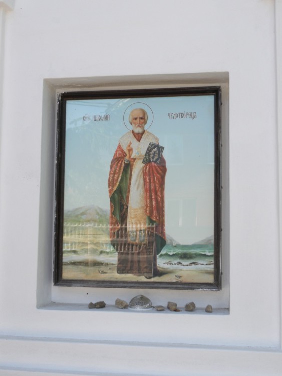 Марьино 3-е. Неизвестная часовня. архитектурные детали, Икона святителя Николая Чудотворца на западном фасаде