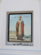 Неизвестная часовня, Икона святителя Николая Чудотворца на западном фасаде<br>, Марьино 3-е, Богородский городской округ, Московская область