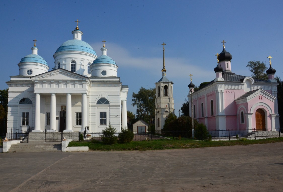 Храмовый комплекс. Собор Успения Пресвятой Богородицы и церковь Варвары великомученицы, Мглин (Мглинский район, Брянская область). общий вид в ландшафте