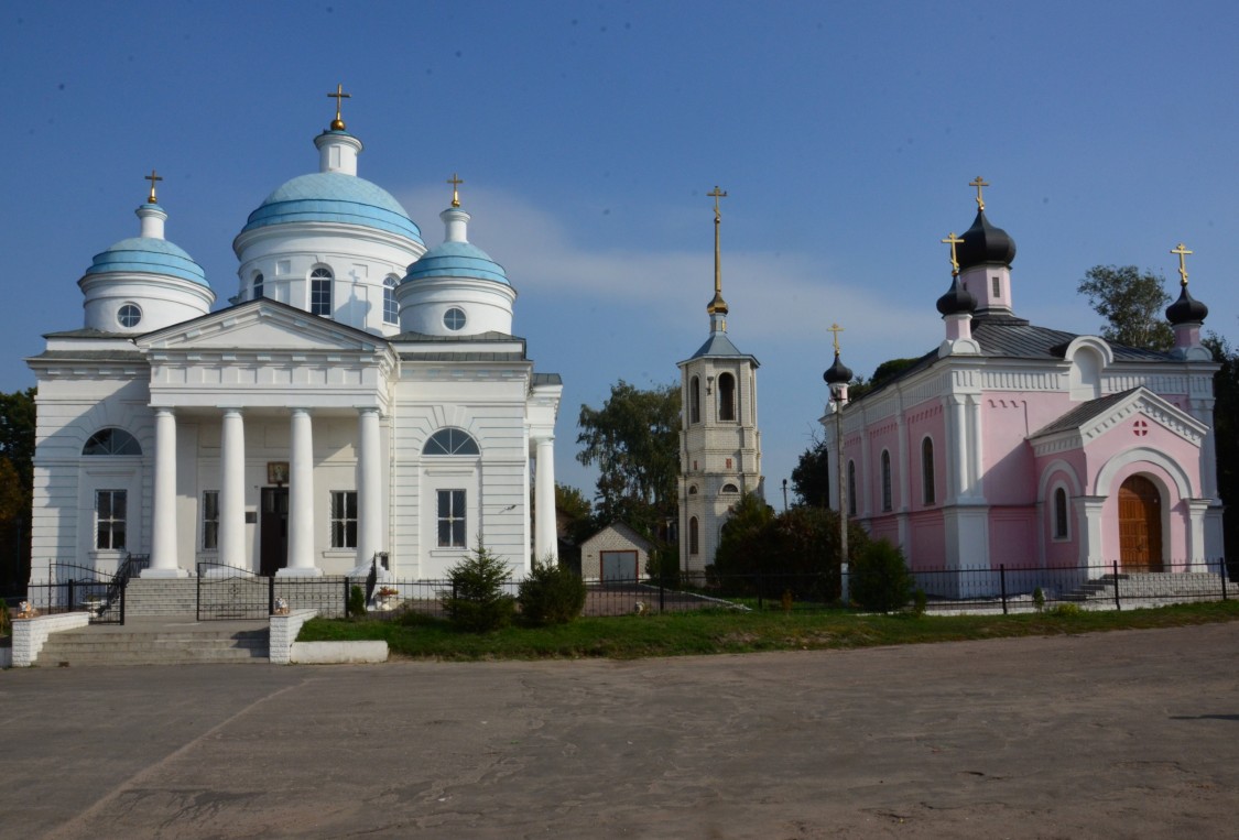 Мглин. Храмовый комплекс. Собор Успения Пресвятой Богородицы и церковь Варвары великомученицы. общий вид в ландшафте