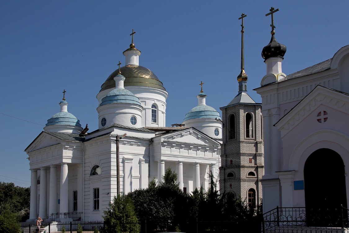 Храмовый комплекс. Собор Успения Пресвятой Богородицы и церковь Варвары великомученицы, Мглин (Мглинский район, Брянская область). фасады