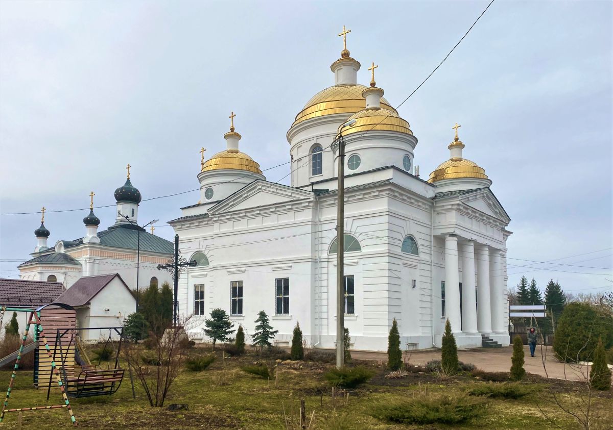 Храмовый комплекс. Собор Успения Пресвятой Богородицы и церковь Варвары великомученицы, Мглин (Мглинский район, Брянская область). фасады, Вид с северо-востока