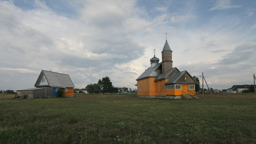 Взвад. Церковь Николая Чудотворца. общий вид в ландшафте