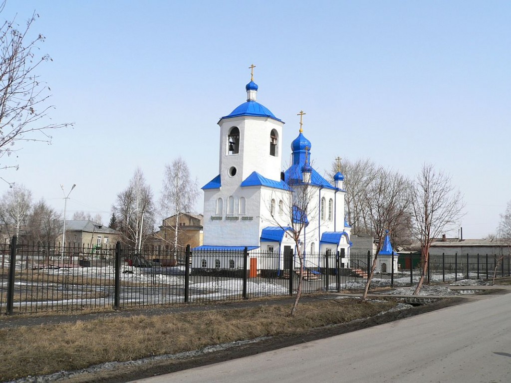 Церковь Покрова Пресвятой Богородицы, Промышленная (Промышленновский район, Кемеровская область). общий вид в ландшафте