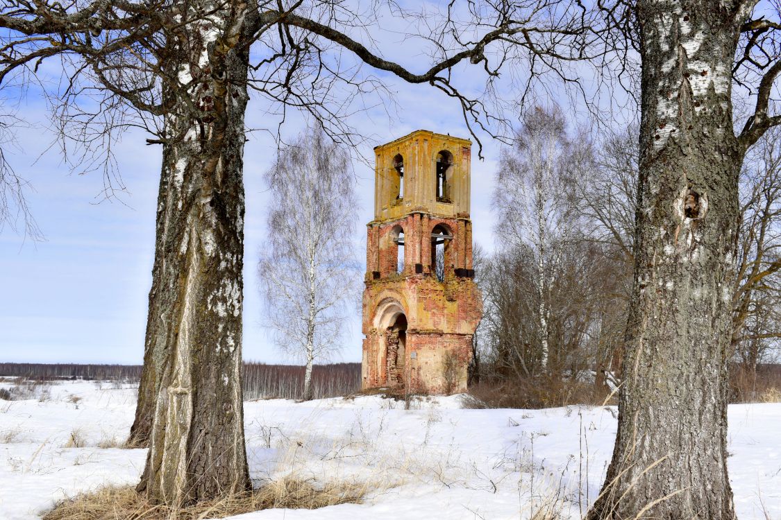 Церковь Успения Пресвятой Богородицы, Белый Берег (Сафоновский район, Смоленская область). общий вид в ландшафте